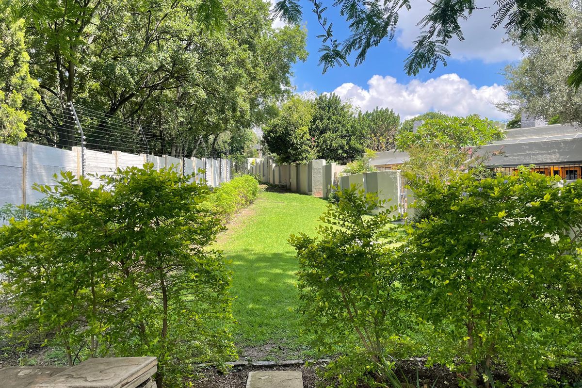 Spacious and light townhouse and great security in a quiet complex - Photo 5