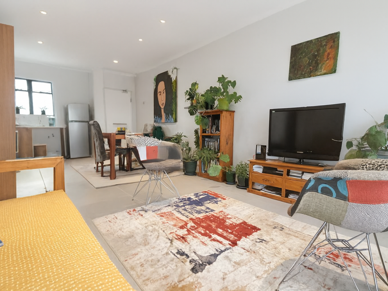 Top-Floor Apartment in Quiet Cul-de-Sac - Photo 2