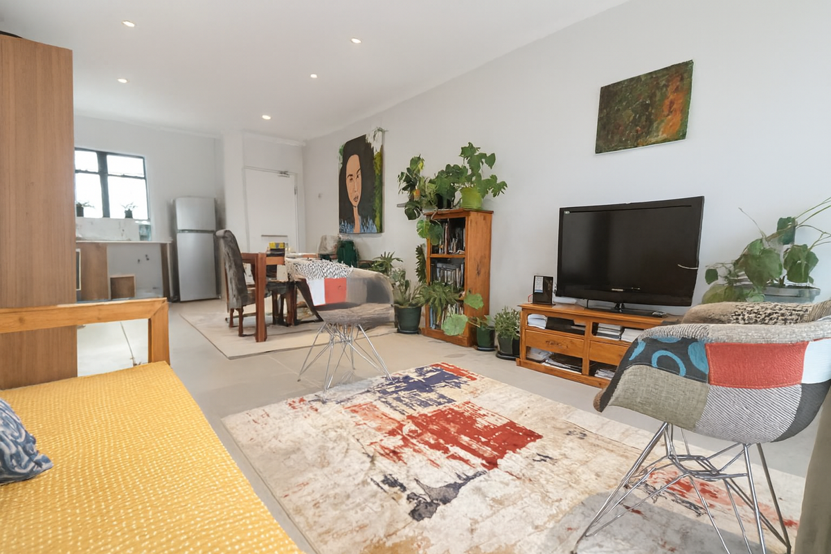 Top-Floor Apartment in Quiet Cul-de-Sac - Photo 2