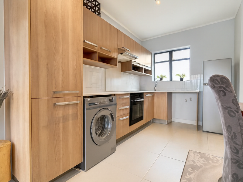 Top-Floor Apartment in Quiet Cul-de-Sac - Photo 8