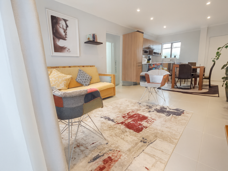 Top-Floor Apartment in Quiet Cul-de-Sac - Photo 4