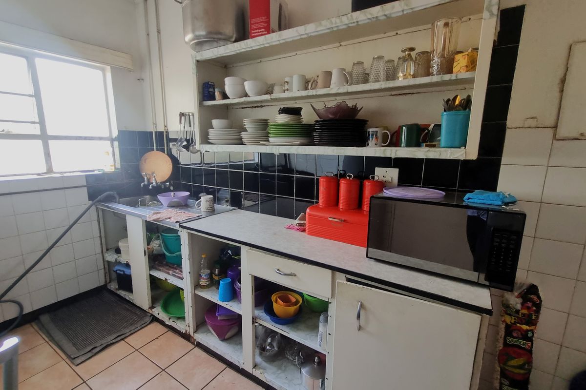 Large 2 Bedroom Apatment- Parkhill Gardens - Photo 5