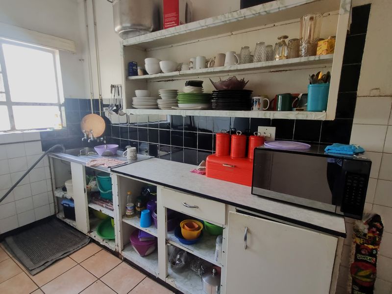 Large 2 Bedroom Apatment- Parkhill Gardens - Photo 5