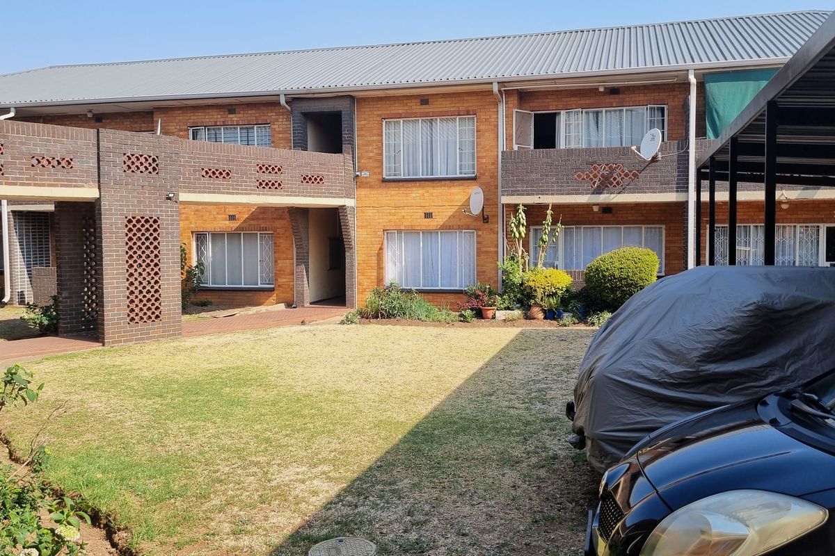 Large 2 Bedroom Apatment- Parkhill Gardens - Photo 2