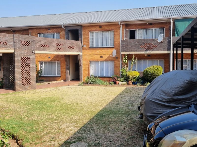 Large 2 Bedroom Apatment- Parkhill Gardens - Photo 2