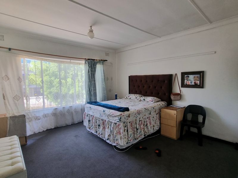 Large 2 Bedroom Apatment- Parkhill Gardens - Photo 10