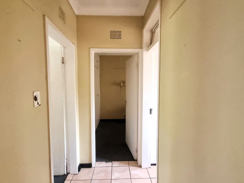 Large 2 Bedroom Apatment- Parkhill Gardens - Photo 9