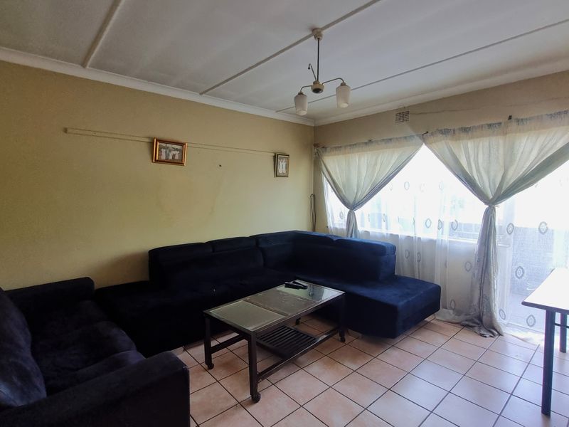 Large 2 Bedroom Apatment- Parkhill Gardens - Photo 8