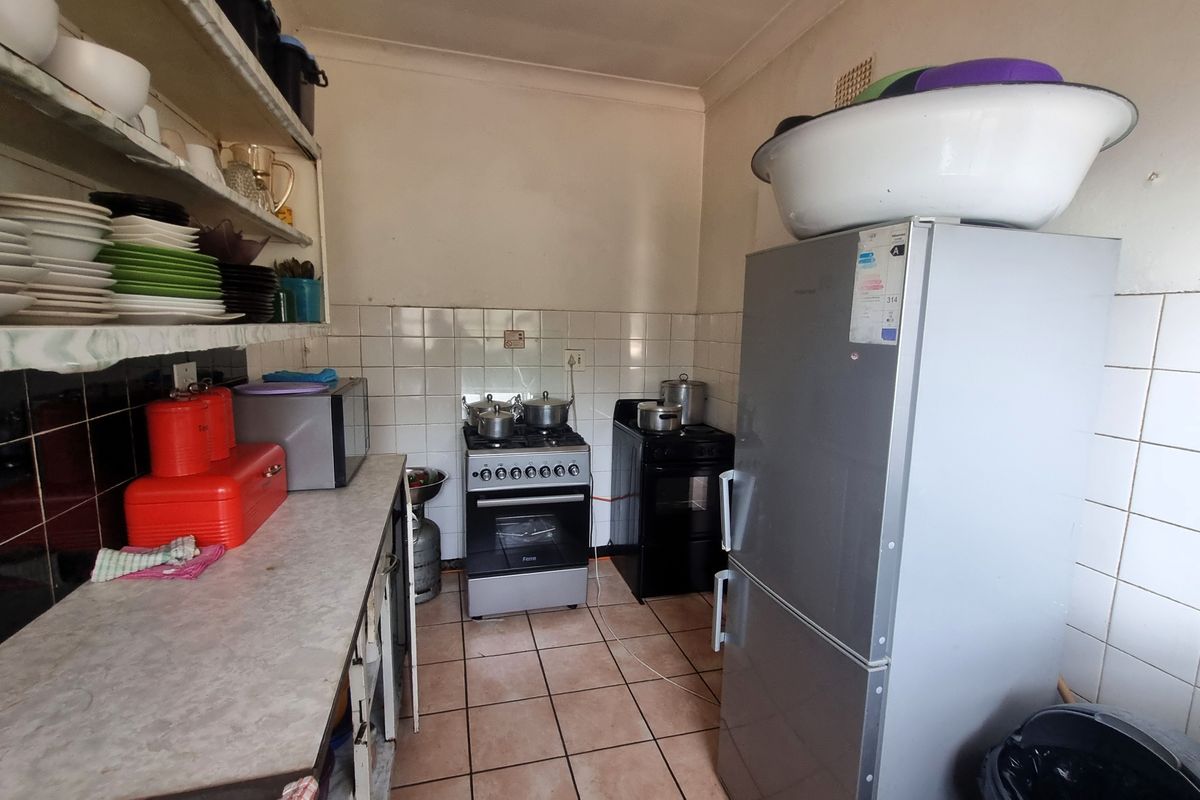 Large 2 Bedroom Apatment- Parkhill Gardens - Photo 4