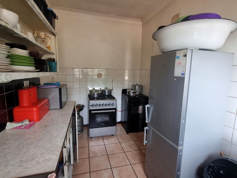 Large 2 Bedroom Apatment- Parkhill Gardens - Photo 4