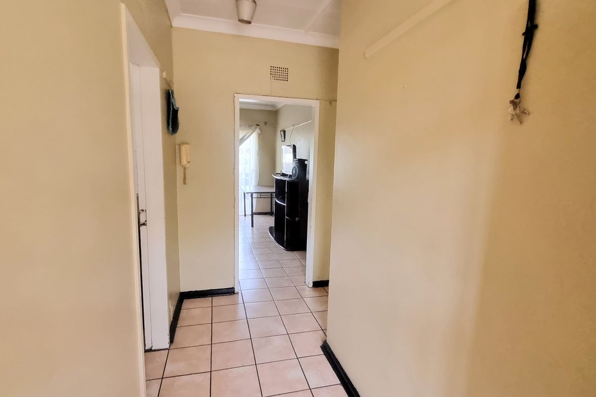 Large 2 Bedroom Apatment- Parkhill Gardens - Photo 3