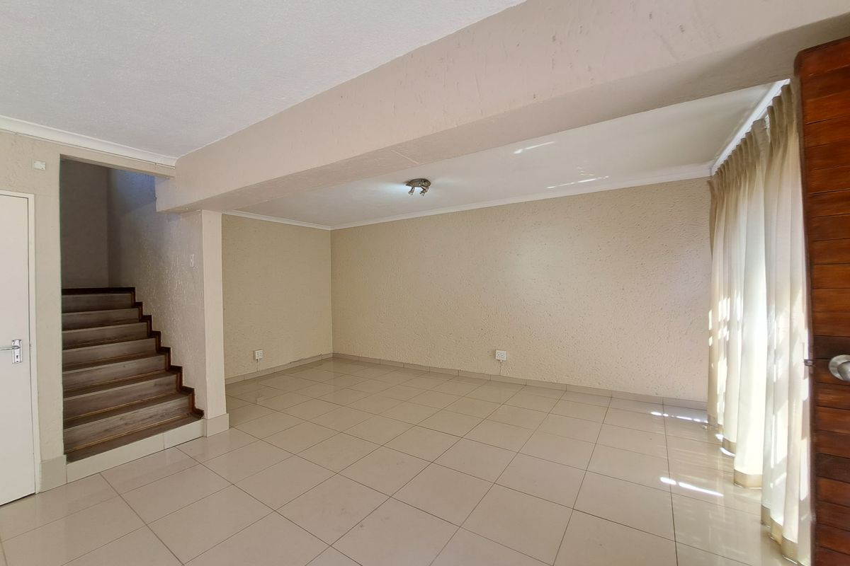Charming Townhouse in Morningside - Photo 2