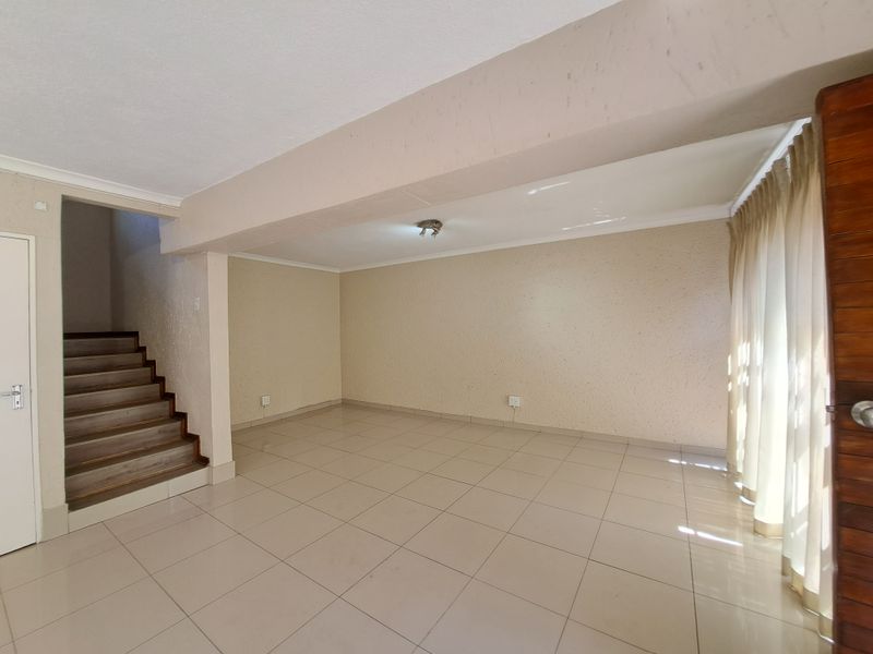 Charming Townhouse in Morningside - Photo 2