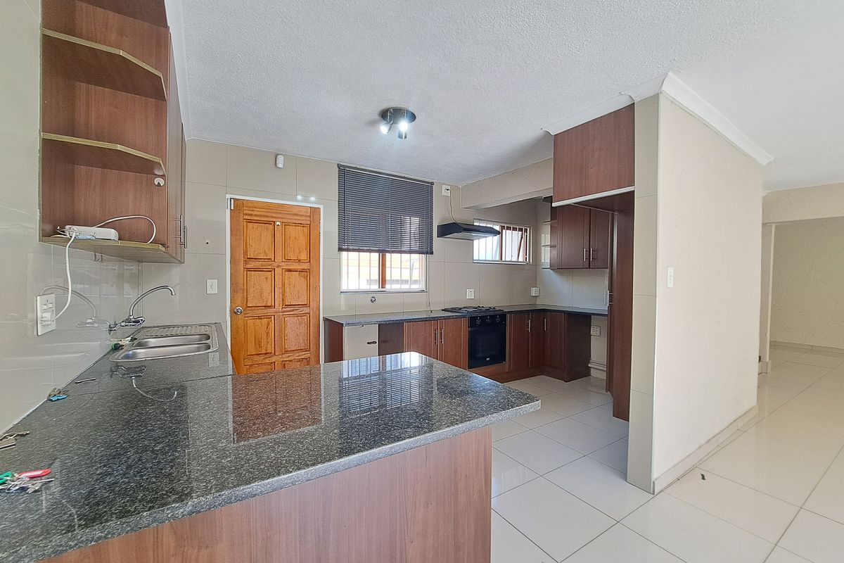 Charming Townhouse in Morningside - Photo 5