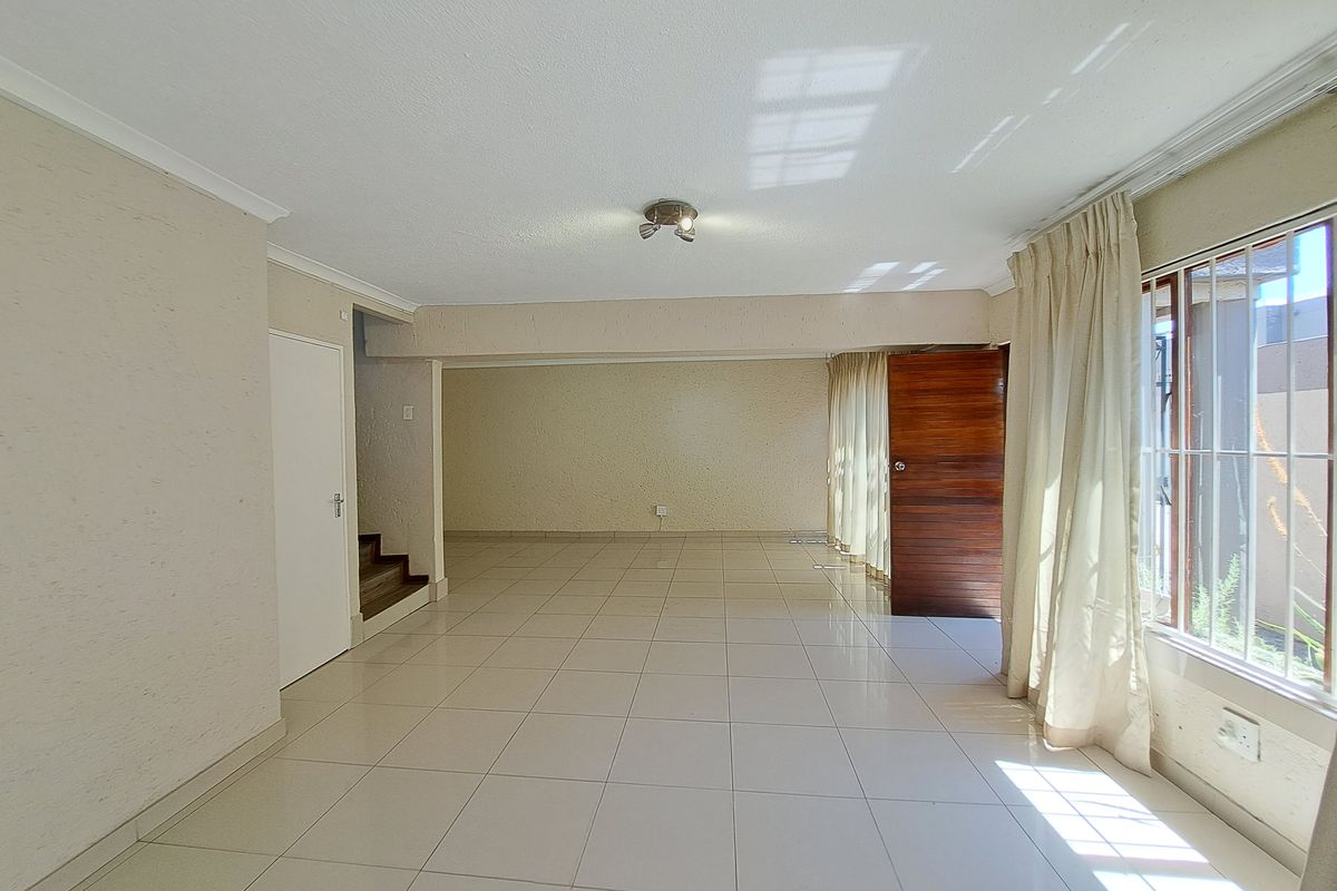 Charming Townhouse in Morningside - Photo 3
