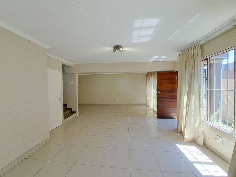 Charming Townhouse in Morningside - Photo 3