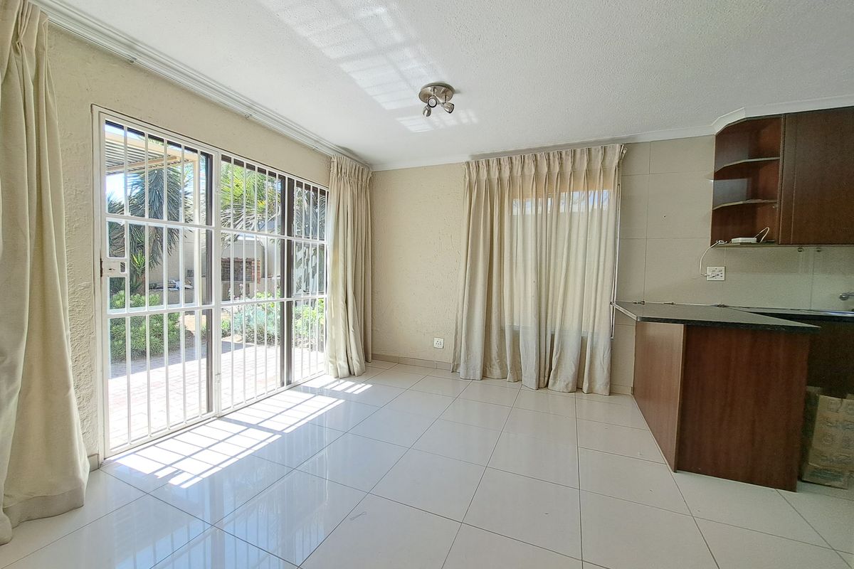 Charming Townhouse in Morningside - Photo 4