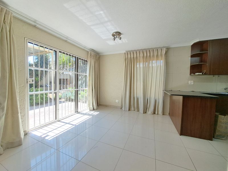 Charming Townhouse in Morningside - Photo 4