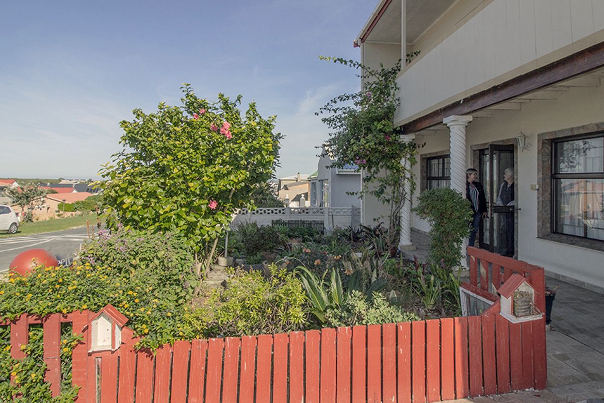 LARGE COASTAL HOME, PRIME INVESTMENT, FLAT RENTAL INCOME - Photo 2