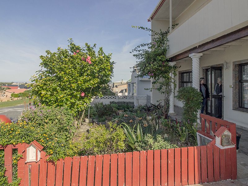 LARGE COASTAL HOME, PRIME INVESTMENT, FLAT RENTAL INCOME - Photo 2