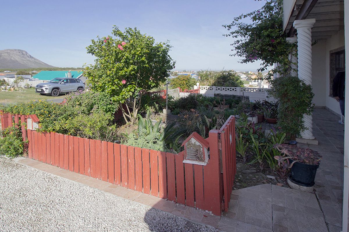 LARGE COASTAL HOME, PRIME INVESTMENT, FLAT RENTAL INCOME - Photo 4