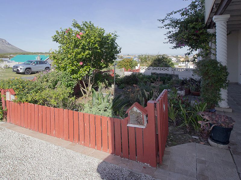 LARGE COASTAL HOME, PRIME INVESTMENT, FLAT RENTAL INCOME - Photo 4