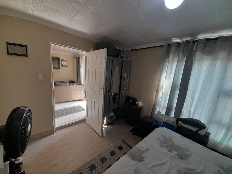 Lovely Home With Lots Of Potential - Photo 9