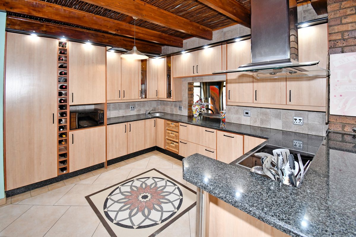 Peaceful 6-Bedroom Homestead – Comfort and Space Combined Chartwell/Farmall - Photo 2