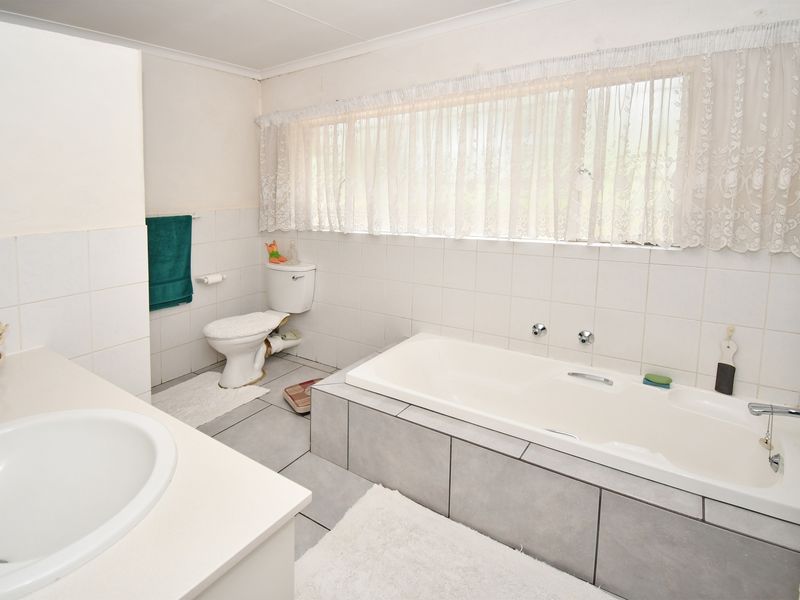 Live the Country Dream – Charming 2-Bedroom Farmhouse on an Expansive Plot Farmall/Chartwell - Photo 10