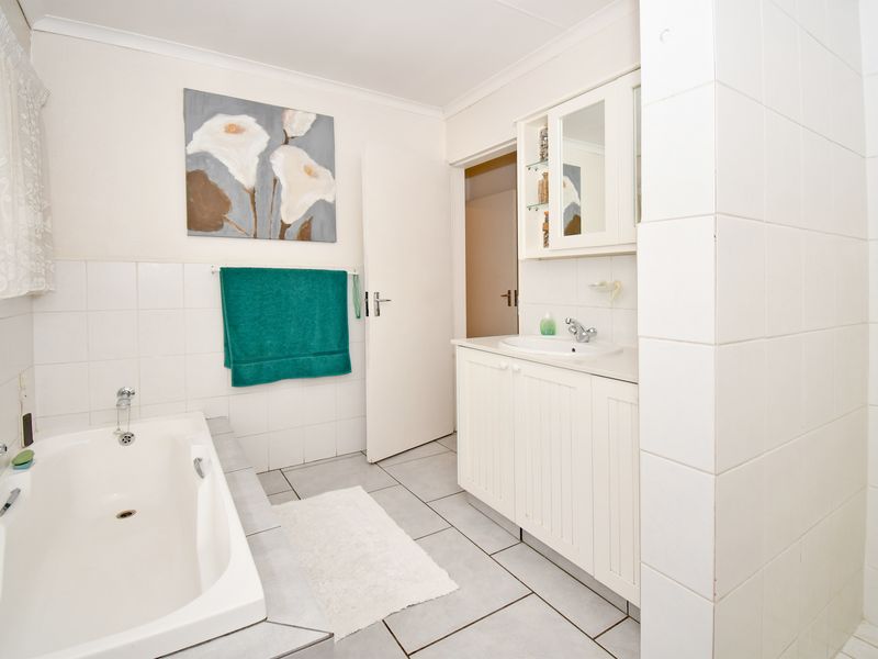 Live the Country Dream – Charming 2-Bedroom Farmhouse on an Expansive Plot Farmall/Chartwell - Photo 9