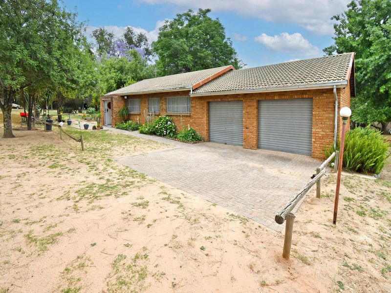 Live the Country Dream – Charming 2-Bedroom Farmhouse on an Expansive Plot Farmall/Chartwell - Photo 2