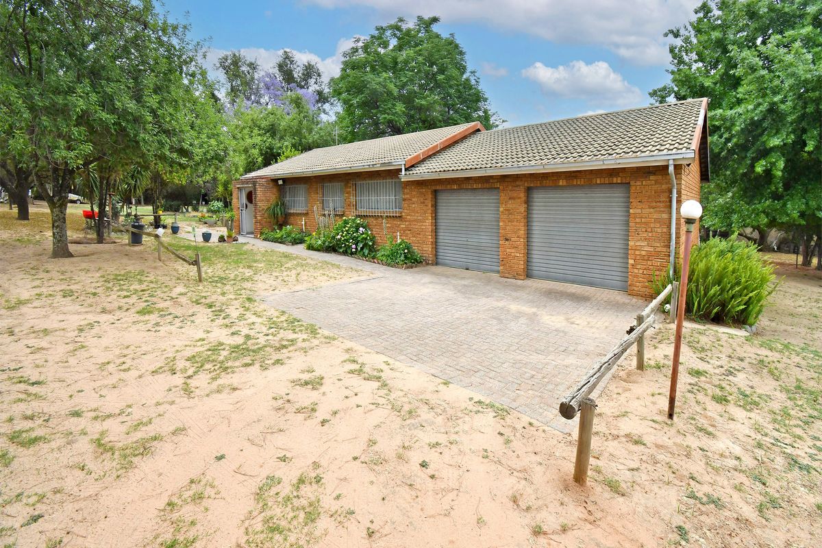 Live the Country Dream – Charming 2-Bedroom Farmhouse on an Expansive Plot Farmall/Chartwell - Photo 2
