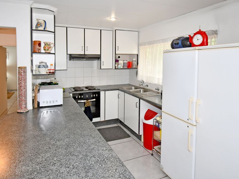 Live the Country Dream – Charming 2-Bedroom Farmhouse on an Expansive Plot Farmall/Chartwell - Photo 4