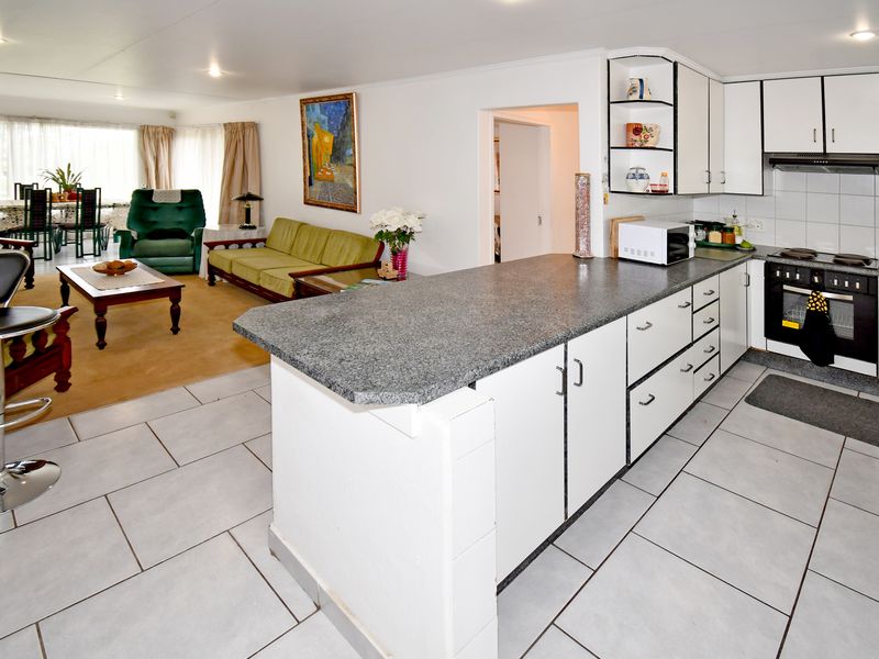 Live the Country Dream – Charming 2-Bedroom Farmhouse on an Expansive Plot Farmall/Chartwell - Photo 3