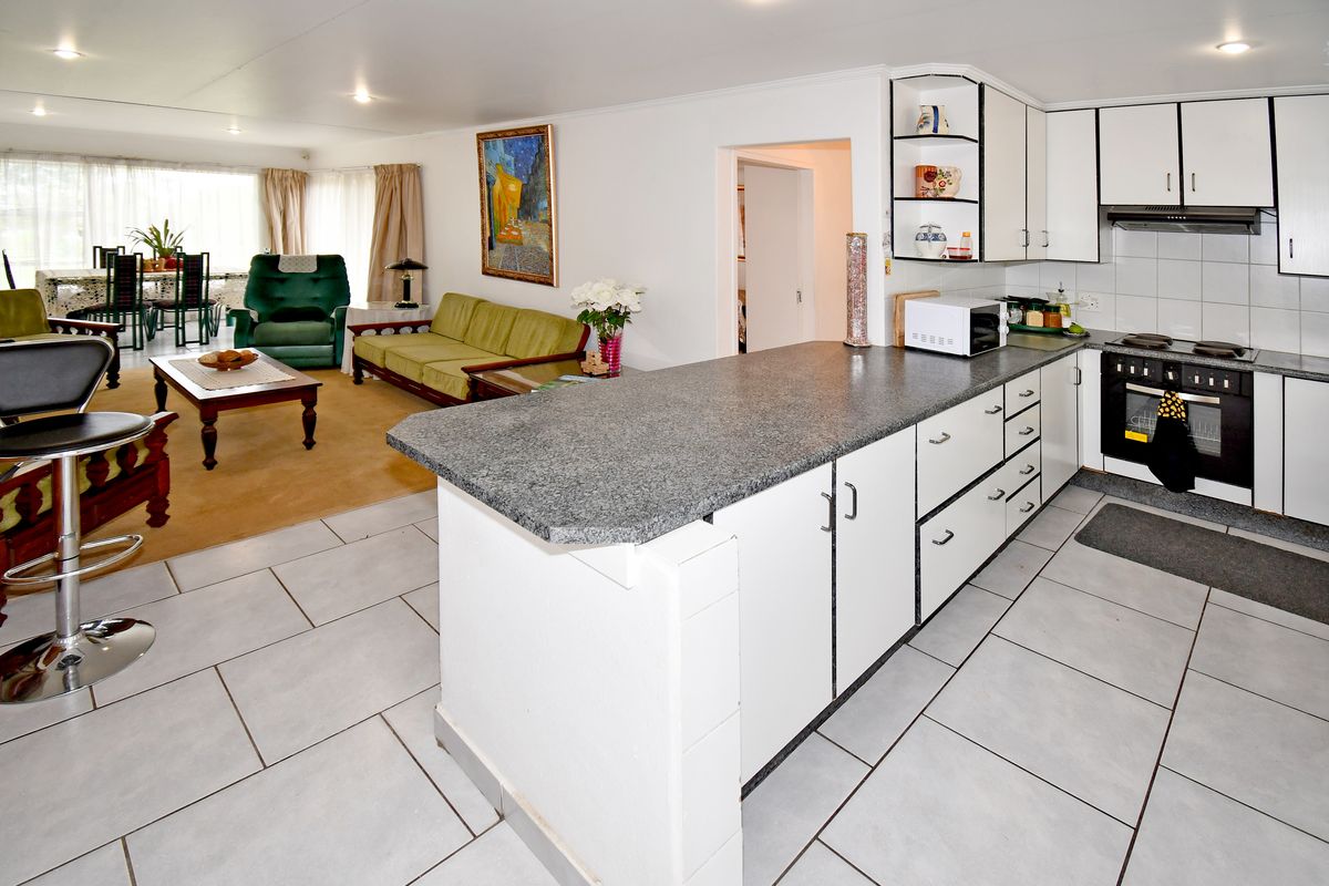 Live the Country Dream – Charming 2-Bedroom Farmhouse on an Expansive Plot Farmall/Chartwell - Photo 3