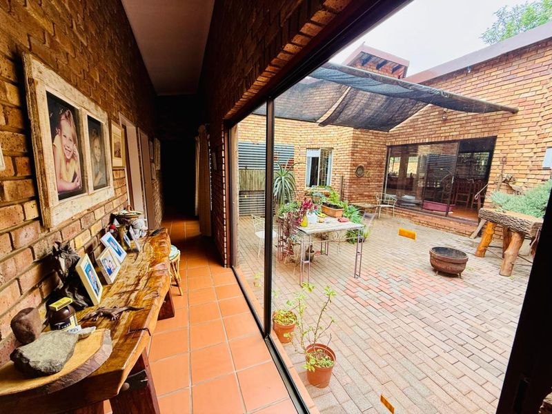 Family 4 Bedroom Home with Pool, Borehole & Beautiful Garden. - Photo 10