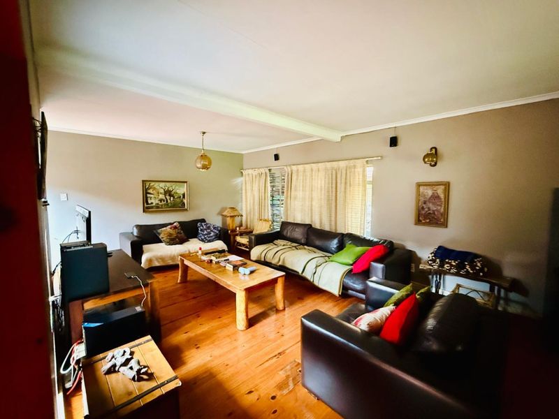 Family 4 Bedroom Home with Pool, Borehole & Beautiful Garden. - Photo 7