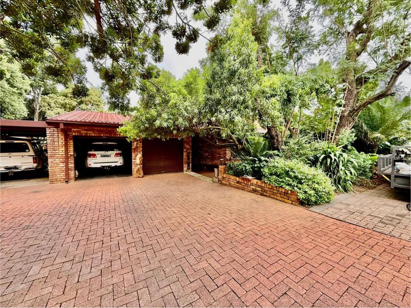 Family 4 Bedroom Home with Pool, Borehole & Beautiful Garden. - Photo 2