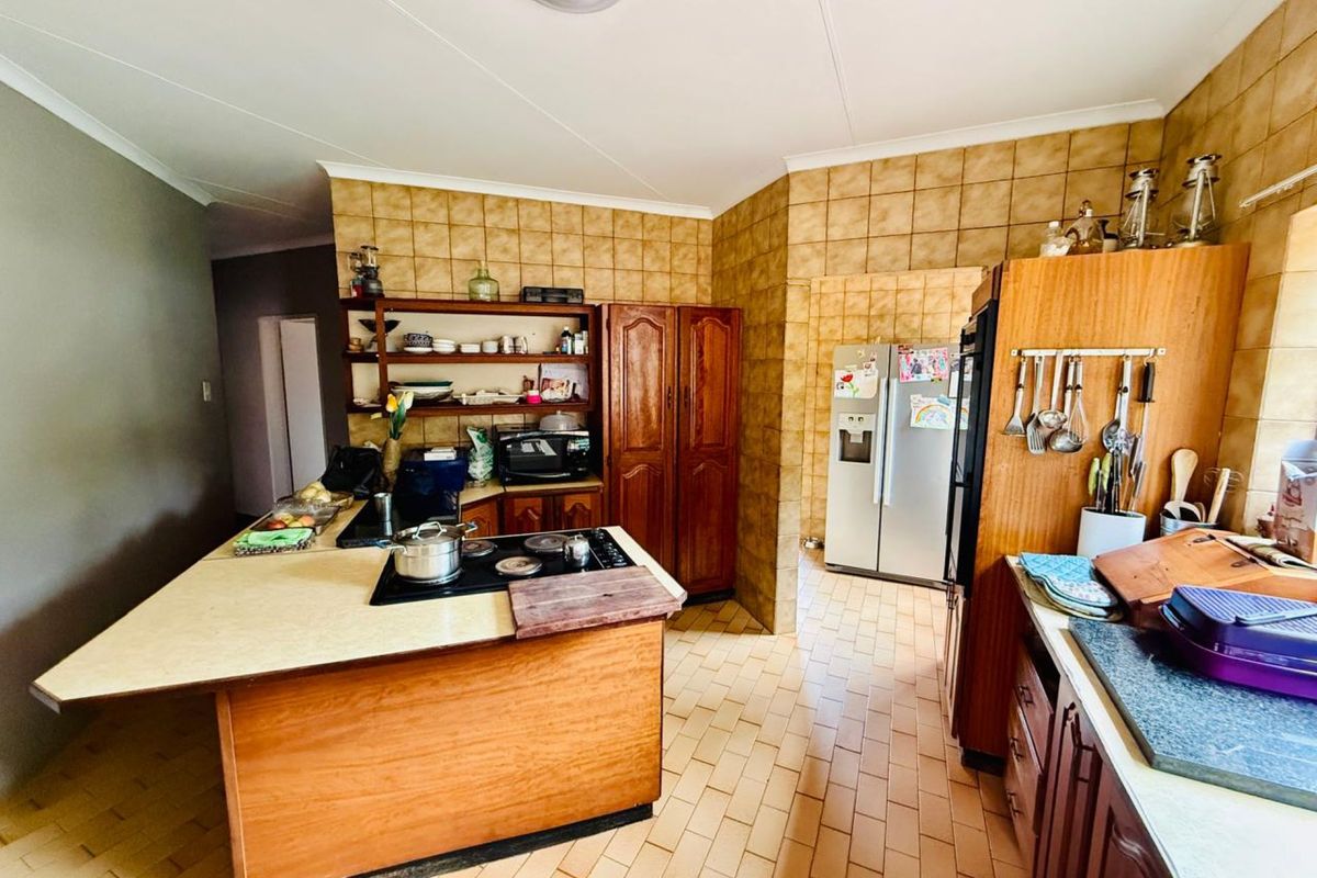 Family 4 Bedroom Home with Pool, Borehole & Beautiful Garden. - Photo 4