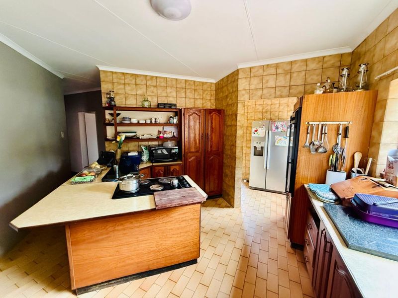 Family 4 Bedroom Home with Pool, Borehole & Beautiful Garden. - Photo 4