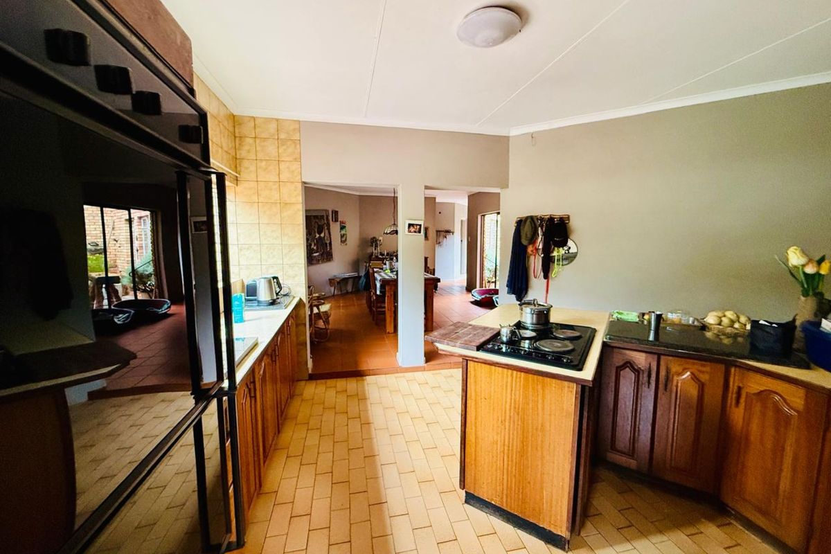 Family 4 Bedroom Home with Pool, Borehole & Beautiful Garden. - Photo 3