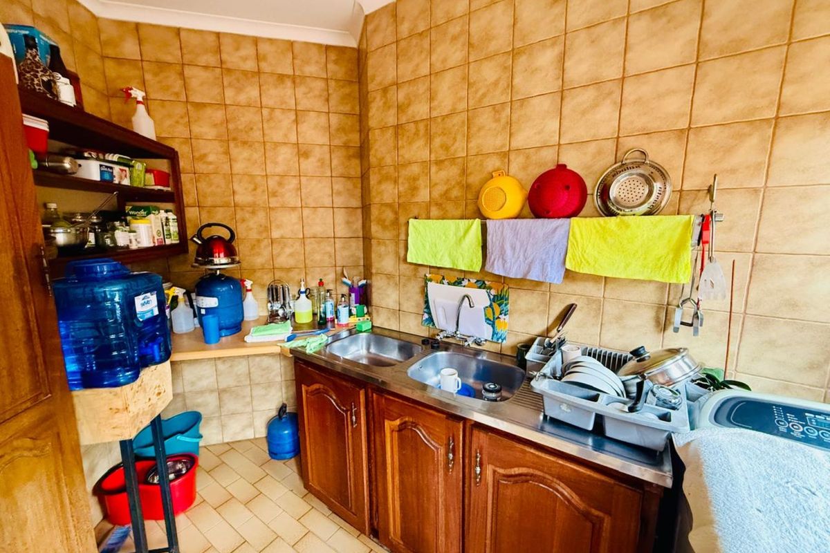 Family 4 Bedroom Home with Pool, Borehole & Beautiful Garden. - Photo 5