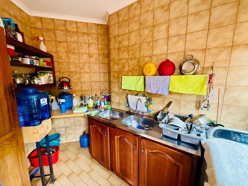 Family 4 Bedroom Home with Pool, Borehole & Beautiful Garden. - Photo 5