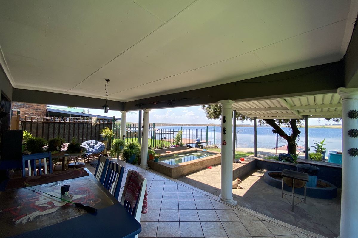 A Feel Good Family Home Amongst Leafy Serenity - Photo 3