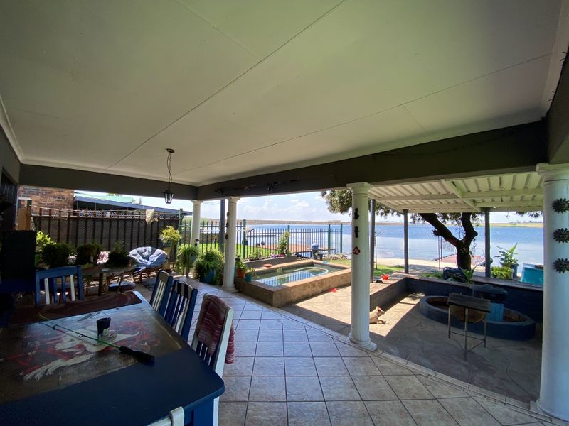 A Feel Good Family Home Amongst Leafy Serenity - Photo 3