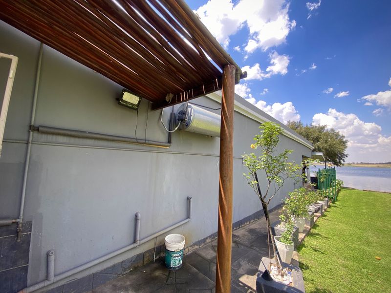 A Feel Good Family Home Amongst Leafy Serenity - Photo 8