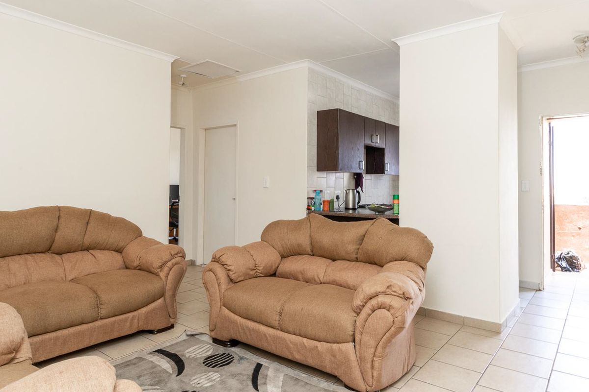 Move-In Ready 2-Bed Apartment with Balcony & Built-In Braai – Offers Welcome! - Photo 2