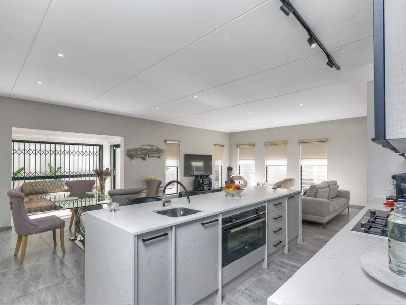 4 Bedroom House for Sale in Carlswald - Photo 6