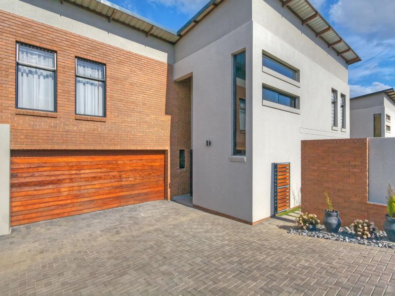 4 Bedroom House for Sale in Carlswald - Photo 2