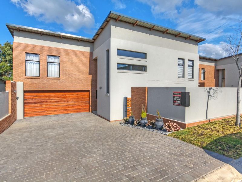 4 Bedroom House for Sale in Carlswald - Photo 1